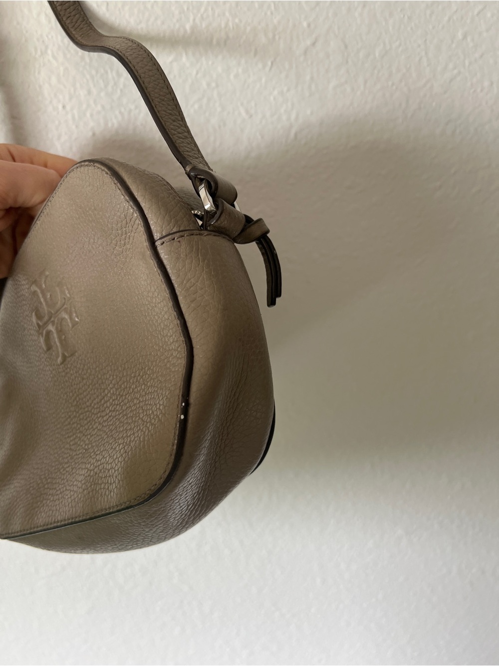 Tory Burch Taupe Pebbled Leather Camera Crossbody - Picture 3 of 9